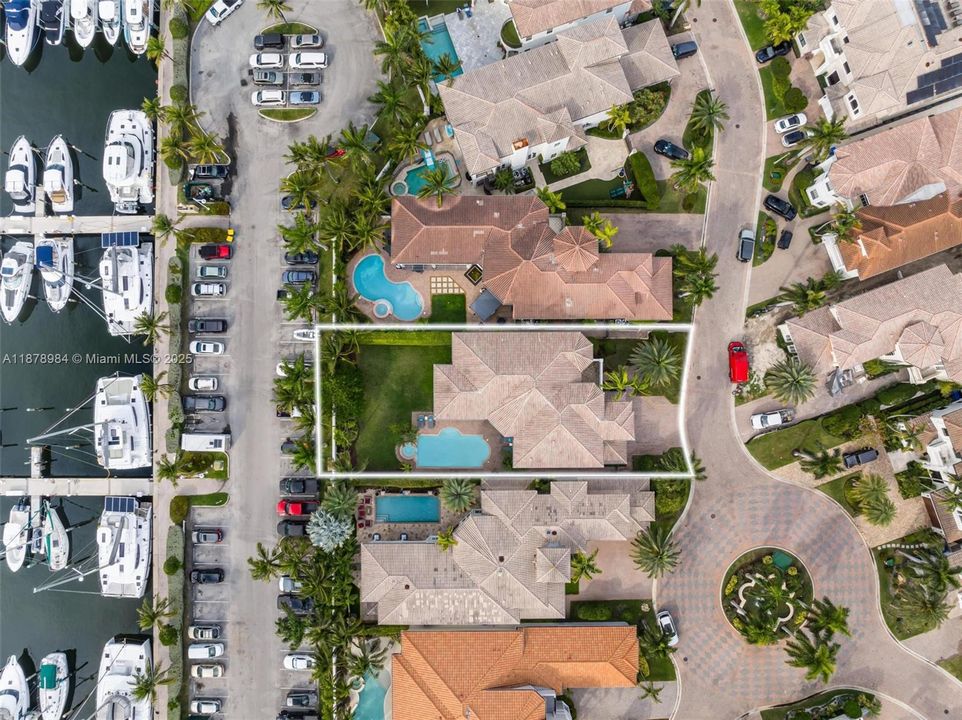 Vendido Recientemente: $3,999,000 (6 camas, 5 baños, 4946 Pies cuadrados)