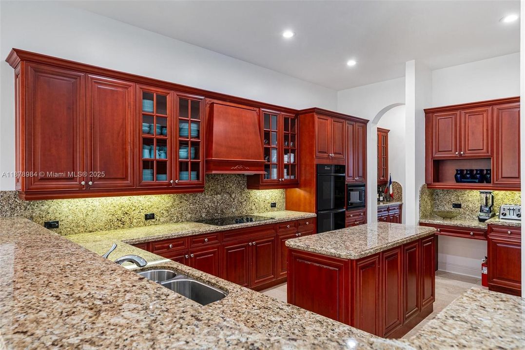 Vendido Recientemente: $3,999,000 (6 camas, 5 baños, 4946 Pies cuadrados)