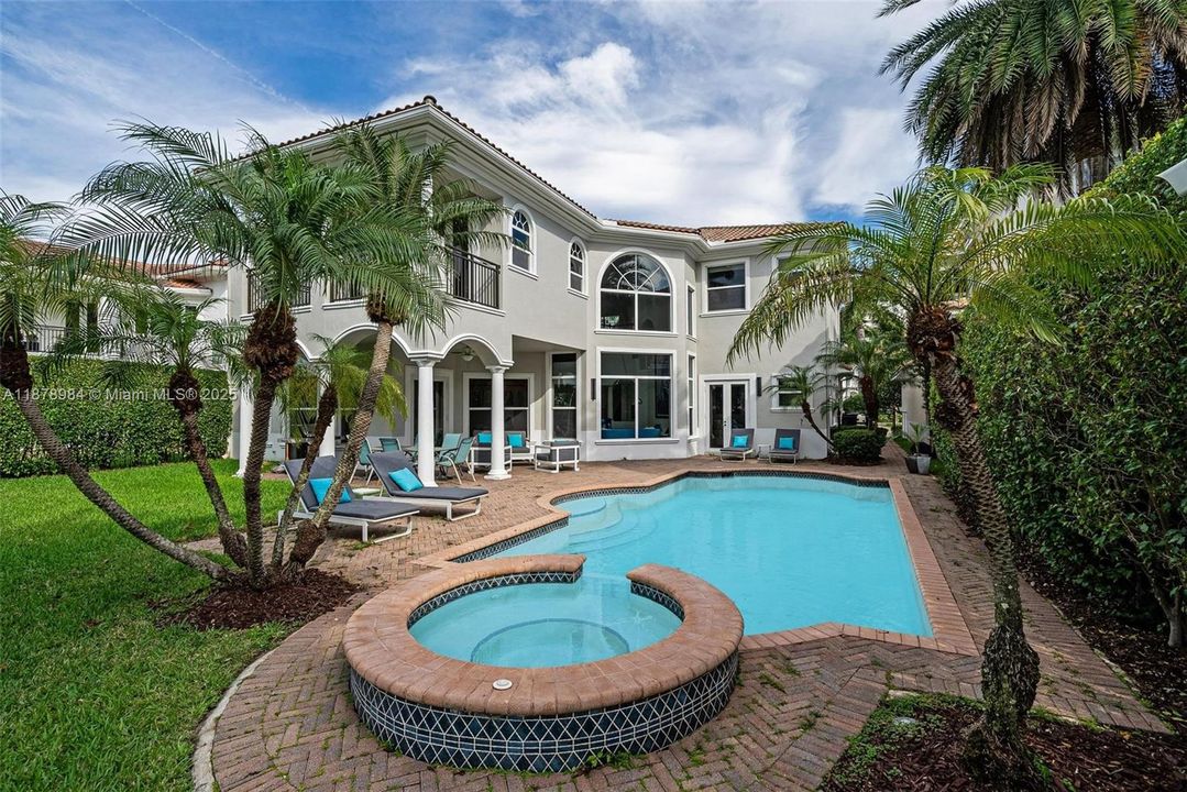 Vendido Recientemente: $3,999,000 (6 camas, 5 baños, 4946 Pies cuadrados)