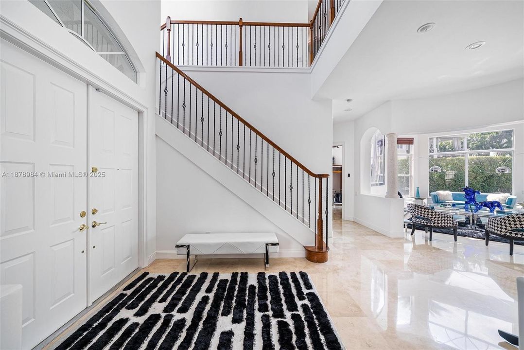 Vendido Recientemente: $3,999,000 (6 camas, 5 baños, 4946 Pies cuadrados)