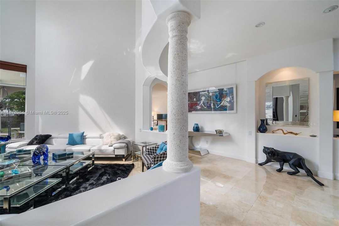 Vendido Recientemente: $3,999,000 (6 camas, 5 baños, 4946 Pies cuadrados)