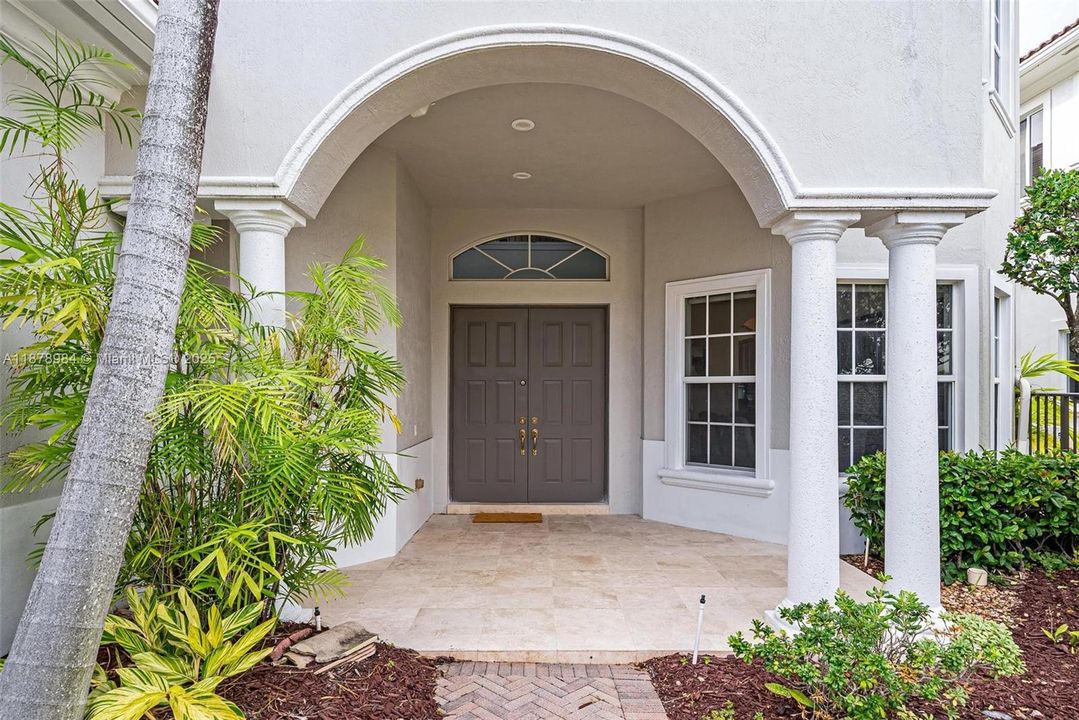 Vendido Recientemente: $3,999,000 (6 camas, 5 baños, 4946 Pies cuadrados)