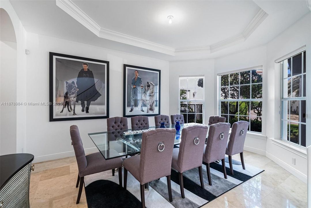 Vendido Recientemente: $3,999,000 (6 camas, 5 baños, 4946 Pies cuadrados)