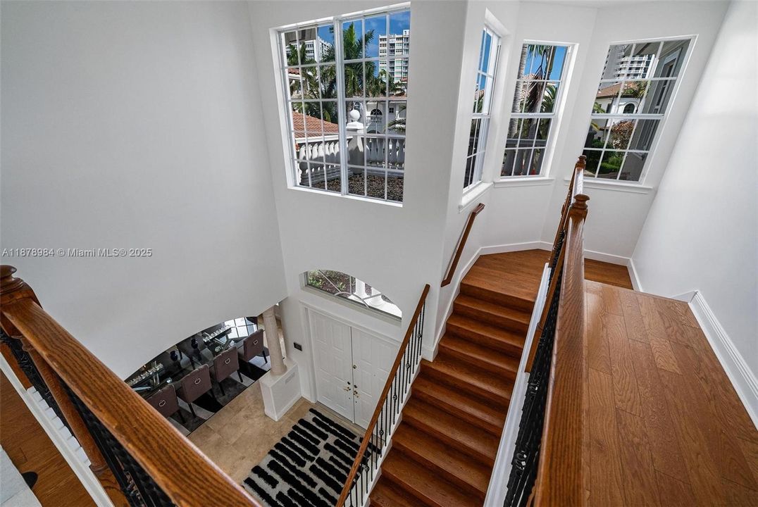 Vendido Recientemente: $3,999,000 (6 camas, 5 baños, 4946 Pies cuadrados)