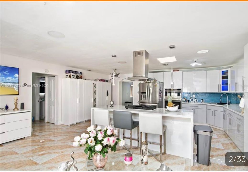 合同活跃: $665,000 (3 贝兹, 2 浴室, 2462 平方英尺)