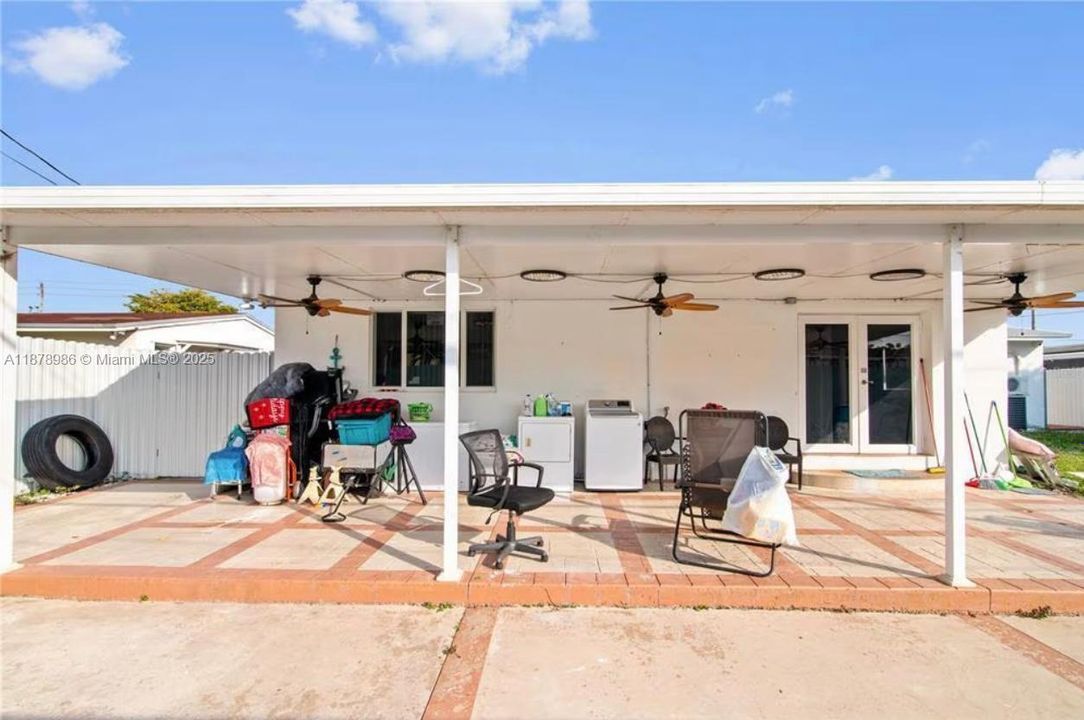 合同活跃: $665,000 (3 贝兹, 2 浴室, 2462 平方英尺)