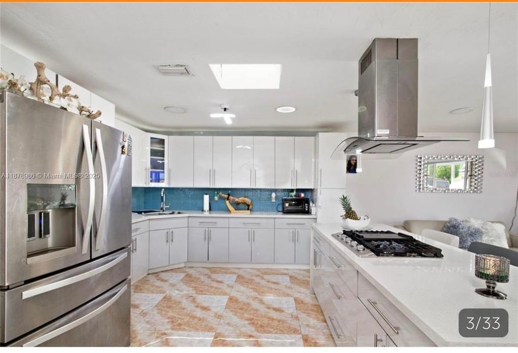 合同活跃: $665,000 (3 贝兹, 2 浴室, 2462 平方英尺)