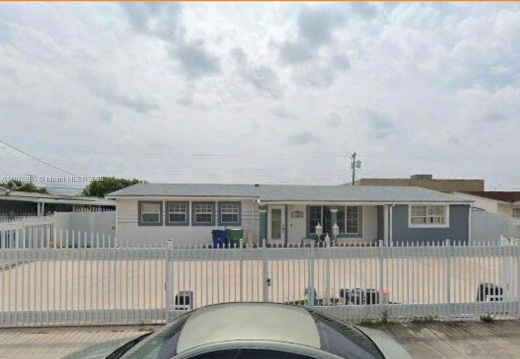 合同活跃: $665,000 (3 贝兹, 2 浴室, 2462 平方英尺)