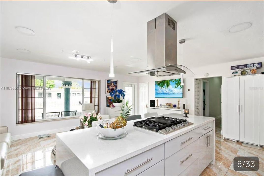 合同活跃: $665,000 (3 贝兹, 2 浴室, 2462 平方英尺)