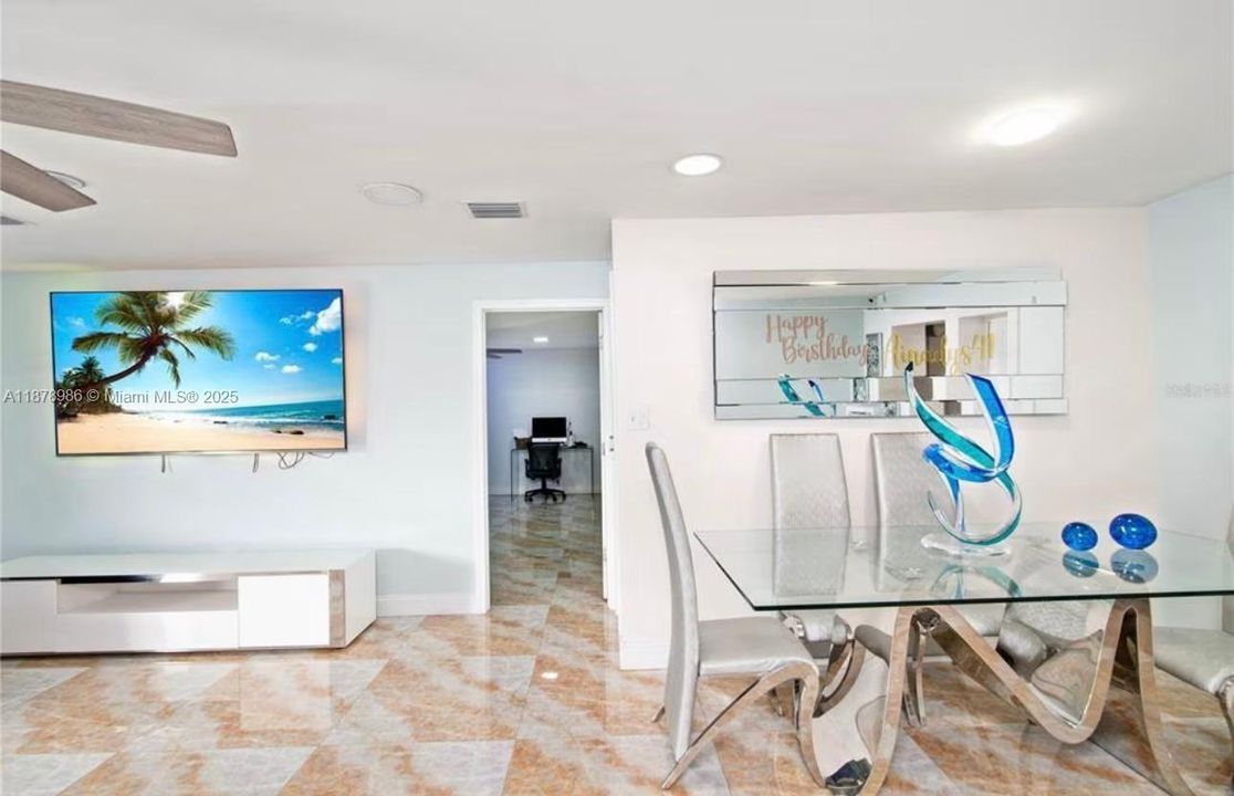 合同活跃: $665,000 (3 贝兹, 2 浴室, 2462 平方英尺)