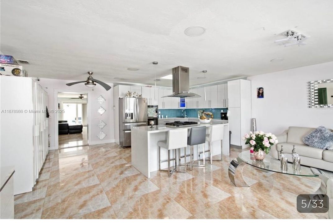 合同活跃: $665,000 (3 贝兹, 2 浴室, 2462 平方英尺)