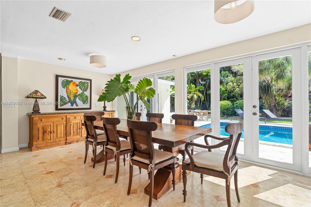 合同活跃: $3,650,000 (4 贝兹, 3 浴室, 3096 平方英尺)