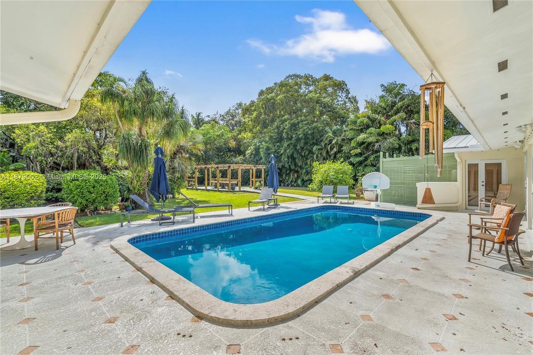 合同活跃: $3,650,000 (4 贝兹, 3 浴室, 3096 平方英尺)