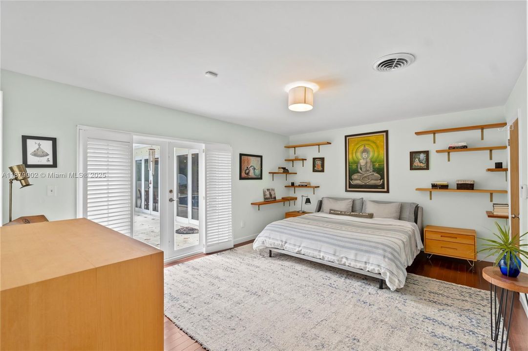 合同活跃: $3,650,000 (4 贝兹, 3 浴室, 3096 平方英尺)