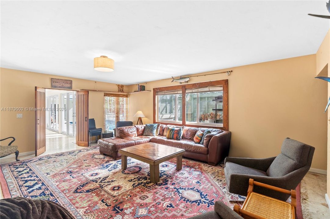 合同活跃: $3,650,000 (4 贝兹, 3 浴室, 3096 平方英尺)