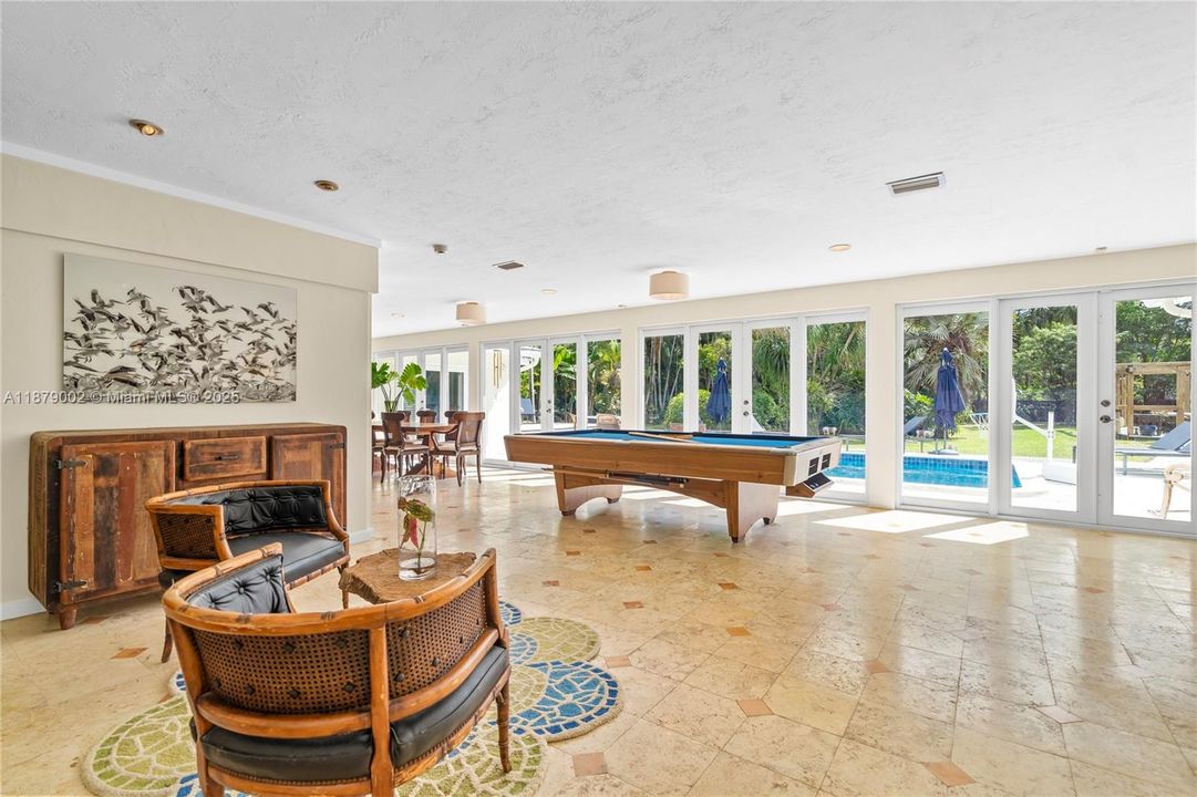 合同活跃: $3,650,000 (4 贝兹, 3 浴室, 3096 平方英尺)