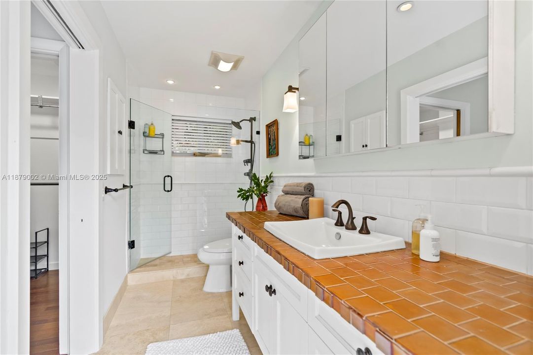 合同活跃: $3,650,000 (4 贝兹, 3 浴室, 3096 平方英尺)