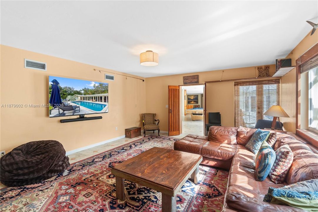 合同活跃: $3,650,000 (4 贝兹, 3 浴室, 3096 平方英尺)