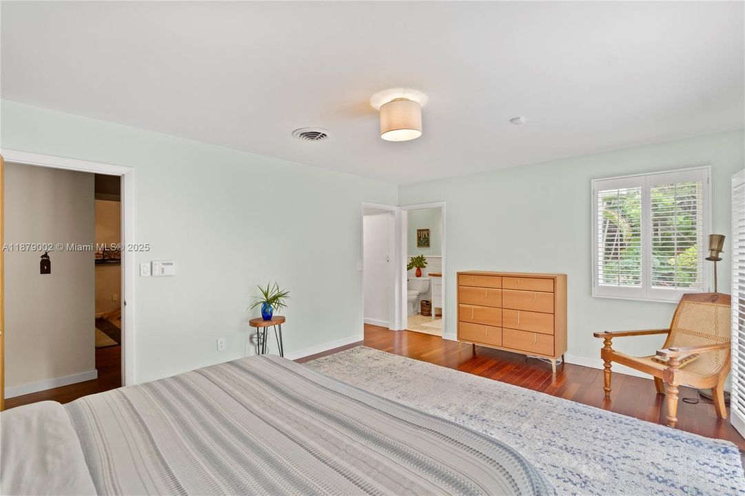 合同活跃: $3,650,000 (4 贝兹, 3 浴室, 3096 平方英尺)