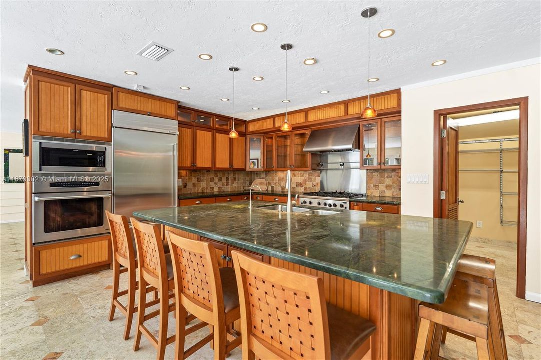 合同活跃: $3,650,000 (4 贝兹, 3 浴室, 3096 平方英尺)