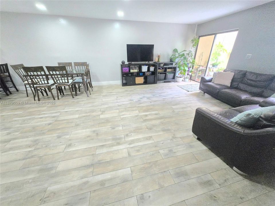 Recently Sold: $475,000 (3 beds, 2 baths, 1445 Square Feet)