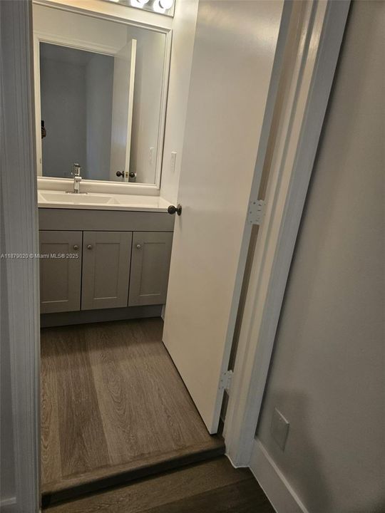 合同活跃: $2,850 (2 贝兹, 2 浴室, 1131 平方英尺)