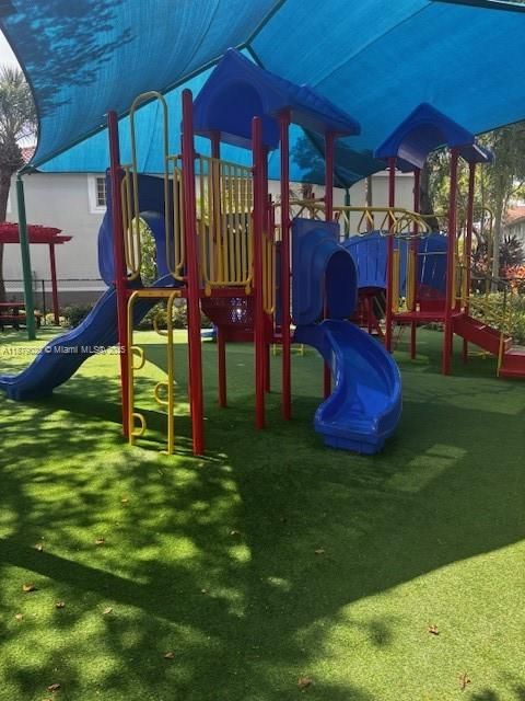 合同活跃: $2,850 (2 贝兹, 2 浴室, 1131 平方英尺)