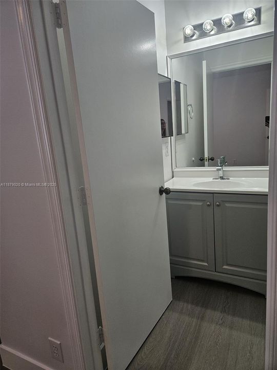 合同活跃: $2,850 (2 贝兹, 2 浴室, 1131 平方英尺)