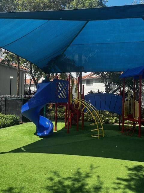 合同活跃: $2,850 (2 贝兹, 2 浴室, 1131 平方英尺)