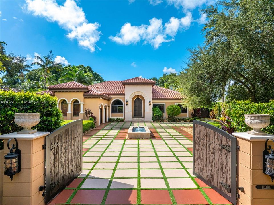 Active With Contract: $3,250,000 (4 beds, 4 baths, 4612 Square Feet)
