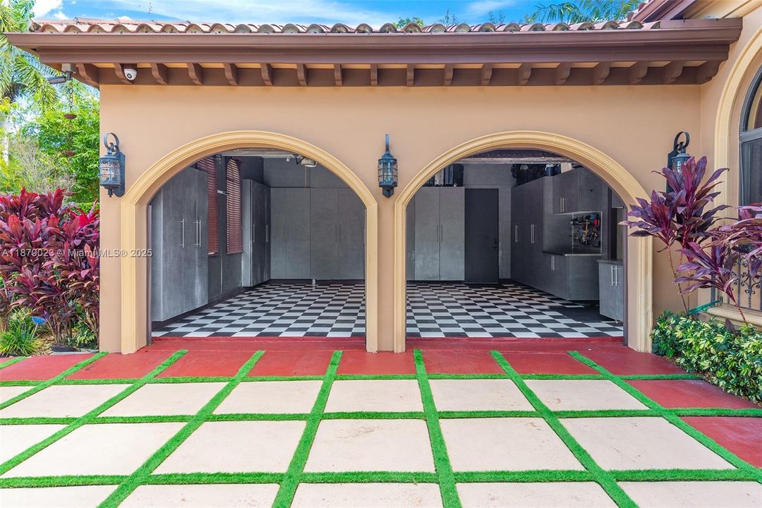 Active With Contract: $3,250,000 (4 beds, 4 baths, 4612 Square Feet)