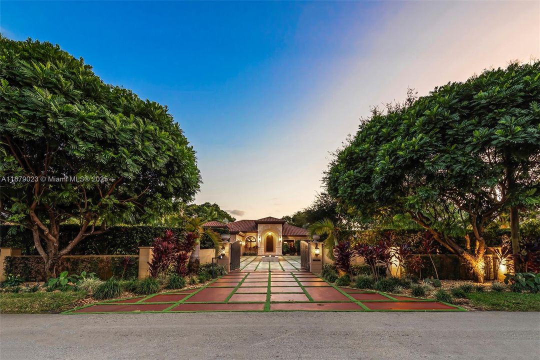 Active With Contract: $3,250,000 (4 beds, 4 baths, 4612 Square Feet)