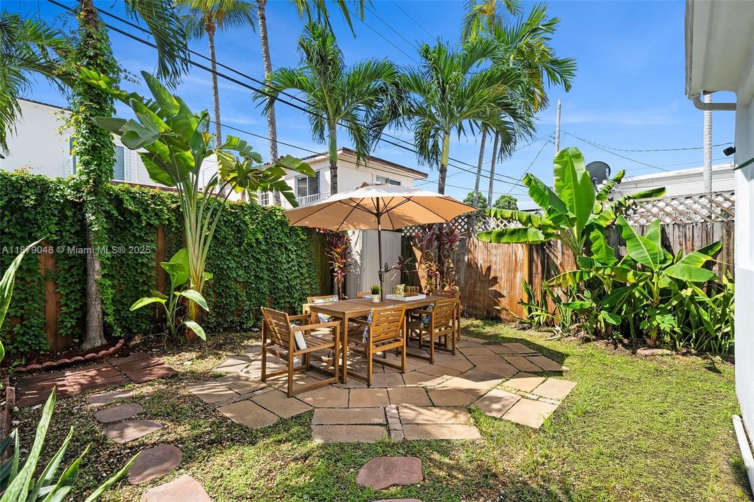 Active With Contract: $5,200 (2 beds, 1 baths, 1080 Square Feet)