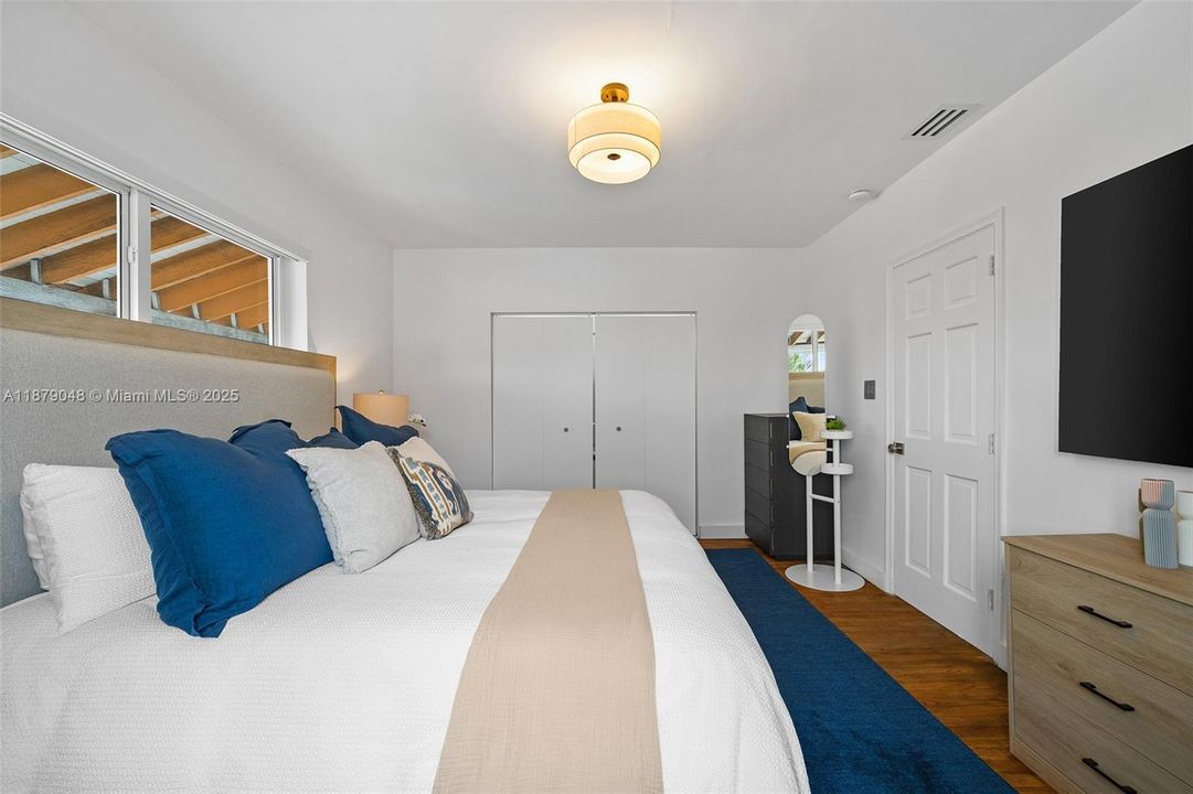 Active With Contract: $5,200 (2 beds, 1 baths, 1080 Square Feet)