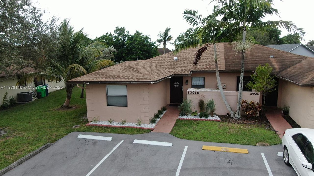 合同活跃: $387,000 (3 贝兹, 2 浴室, 1118 平方英尺)