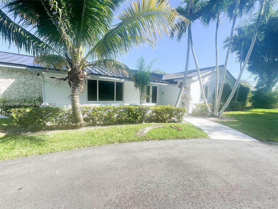 合同活跃: $4,300 (3 贝兹, 2 浴室, 1882 平方英尺)