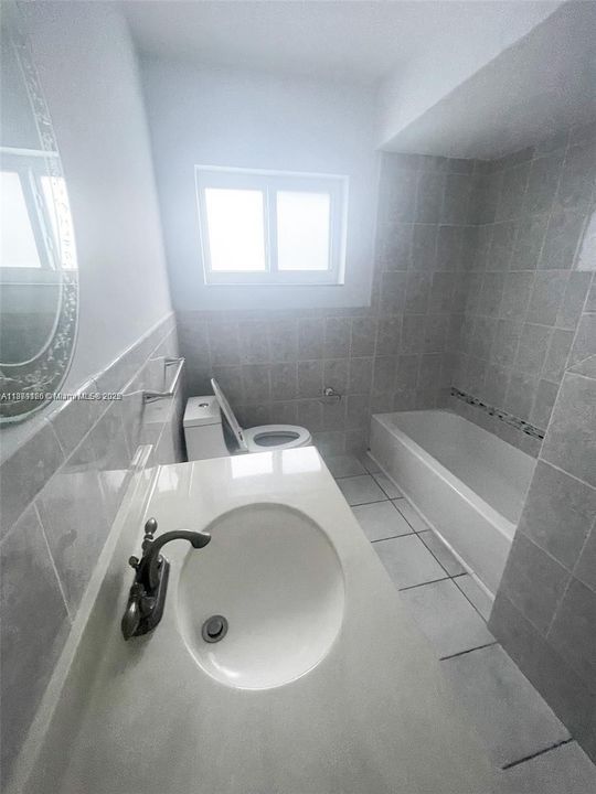 合同活跃: $4,300 (3 贝兹, 2 浴室, 1882 平方英尺)