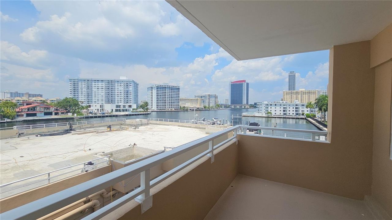 Active With Contract: $5,500 (2 beds, 2 baths, 1275 Square Feet)