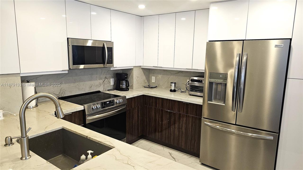 Active With Contract: $5,500 (2 beds, 2 baths, 1275 Square Feet)