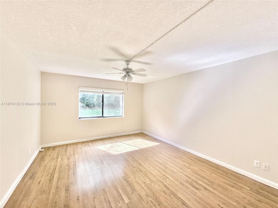 Под контрактом: $2,350 (2 спален, 2 ванн, 1256 Квадратных фут)