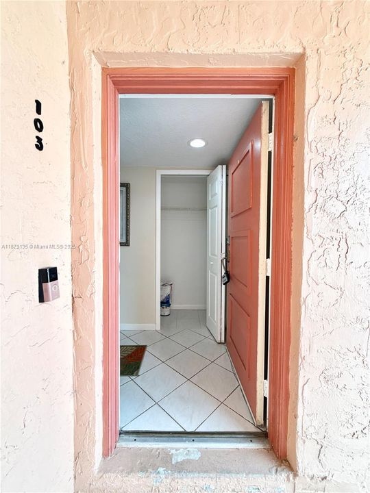 Под контрактом: $2,350 (2 спален, 2 ванн, 1256 Квадратных фут)