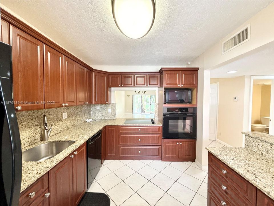 Под контрактом: $2,350 (2 спален, 2 ванн, 1256 Квадратных фут)