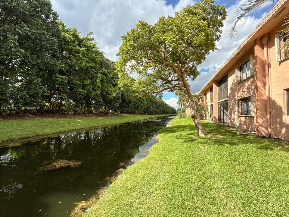 Под контрактом: $2,350 (2 спален, 2 ванн, 1256 Квадратных фут)