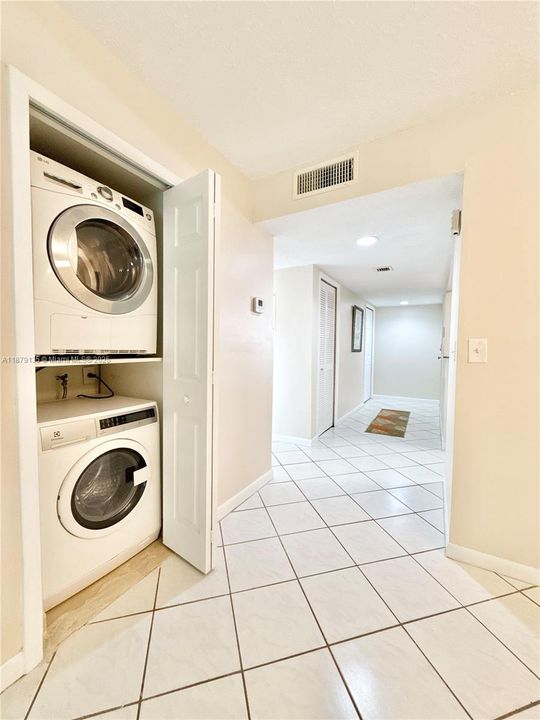 Под контрактом: $2,350 (2 спален, 2 ванн, 1256 Квадратных фут)