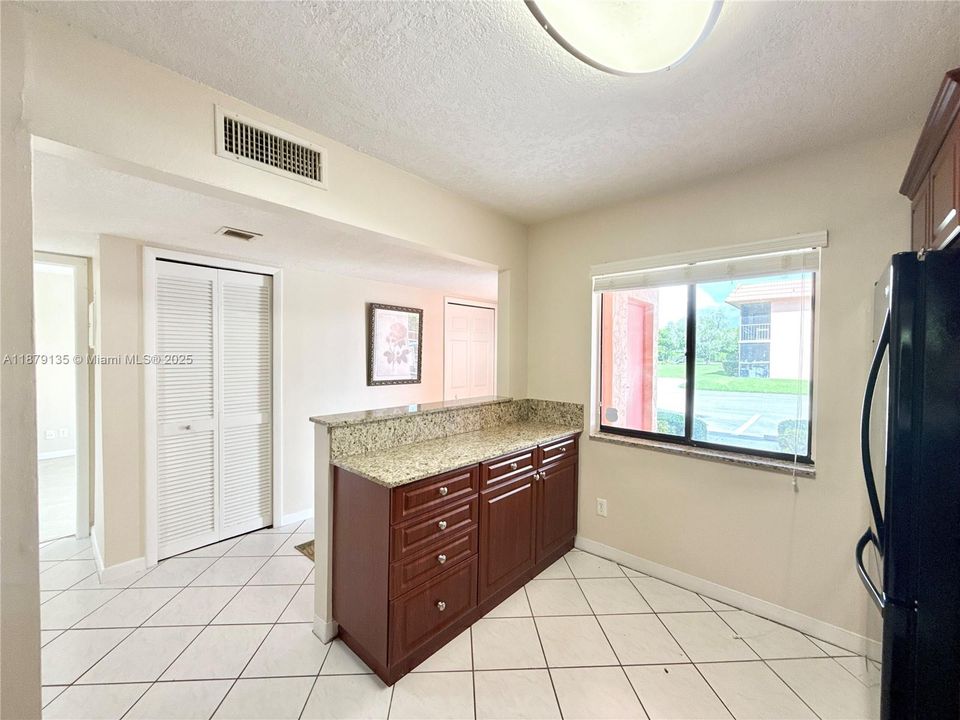 Под контрактом: $2,350 (2 спален, 2 ванн, 1256 Квадратных фут)