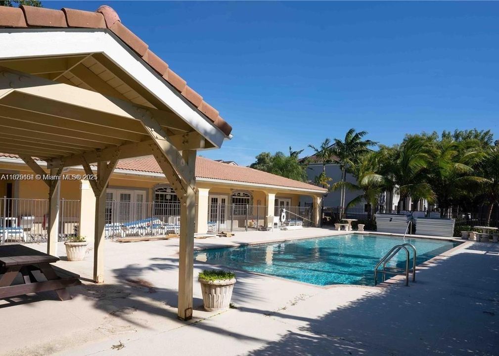 For Sale: $225,000 (2 beds, 2 baths, 900 Square Feet)