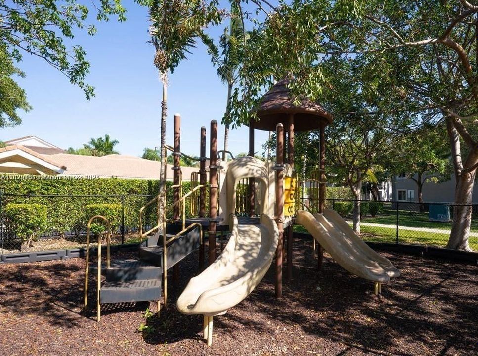 For Sale: $225,000 (2 beds, 2 baths, 900 Square Feet)