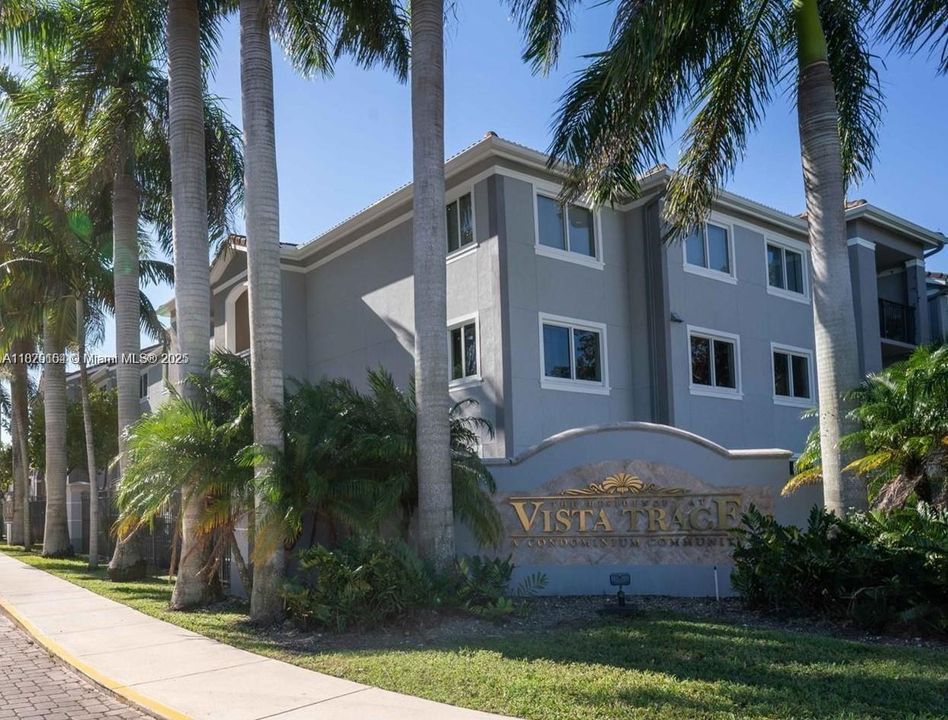 For Sale: $225,000 (2 beds, 2 baths, 900 Square Feet)