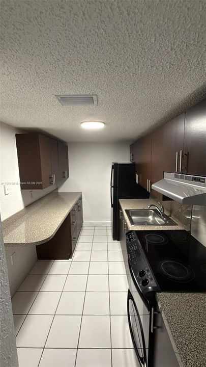 Active With Contract: $1,590 (1 beds, 1 baths, 740 Square Feet)