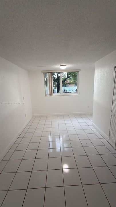 Active With Contract: $1,590 (1 beds, 1 baths, 740 Square Feet)